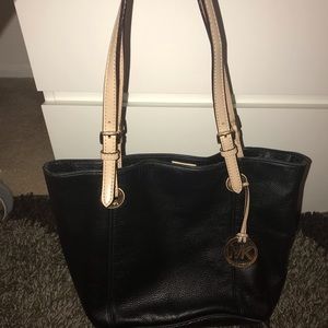 Micheal kors genuine leather purse